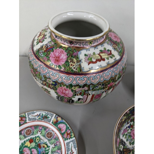 333 - A collection of 20th century Chinse Canton famille rose porcelain to include a jardiniere, vase, bow... 