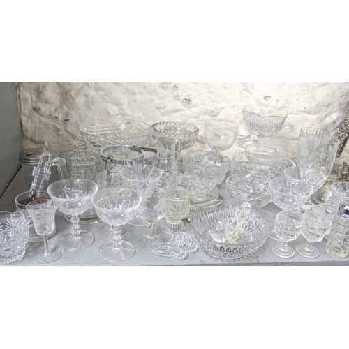 362 - A mixed lot of glassware to include a green glass apothecary bottle, decorative glass bowls, a sugar... 