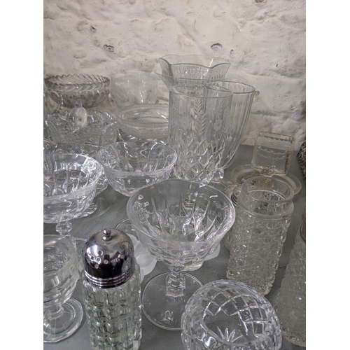 362 - A mixed lot of glassware to include a green glass apothecary bottle, decorative glass bowls, a sugar... 