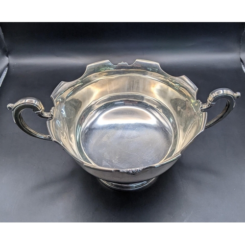 57 - A silver twin handled bowl having scroll shaped handles, on a turned base, total weight 337.1g
Locat... 