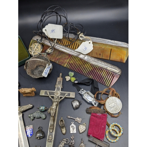 61 - A mixed lot of silver, white metal and costume jewellery to include a silver golf tea together with ... 