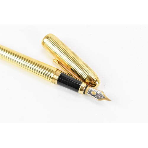 223 - A Must De Cartier Stylo fountain pen, in gold coloured mount, with 18ct yellow gold nib stamped 750,... 