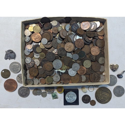 352 - A mixed collection of Victorian and later pennies, mixed world coins to include French, Thailand, Gr... 