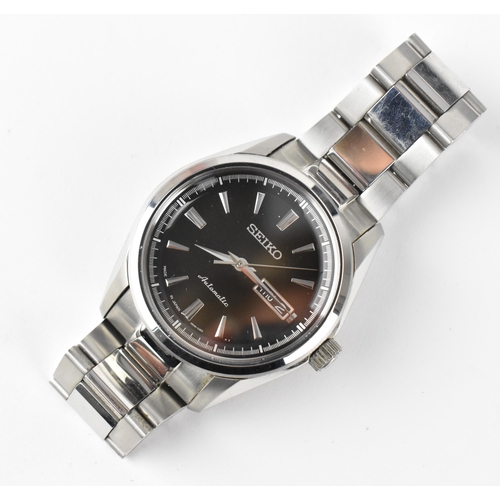 20 - A Seiko, automatic, gents, stainless steel wristwatch, circa 2017, model 4R36-03H0, having a black d... 