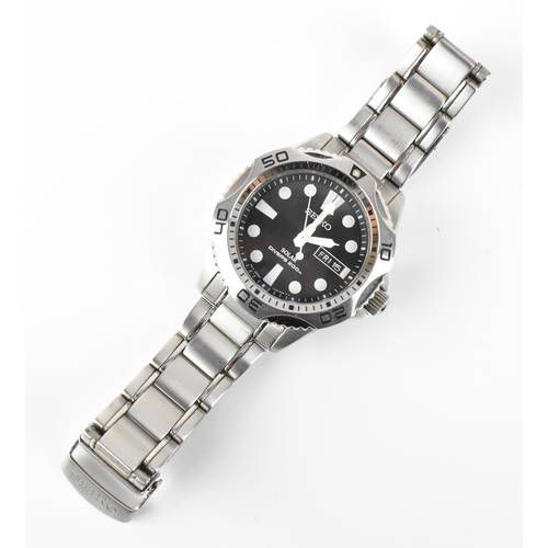 8 - A Seiko Solar Divers 200m, gents, stainless steel wristwatch, circa 2015, serial number 301285, havi... 