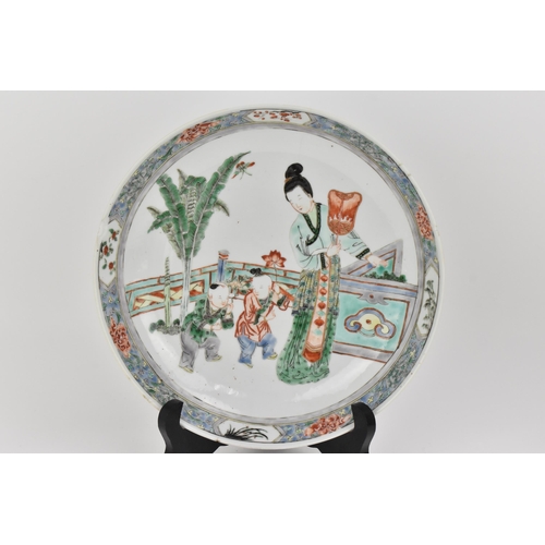 16 - A Chinese Famille Verte porcelain plate, 19th century, Qing dynasty, depicting a scene of two childr... 