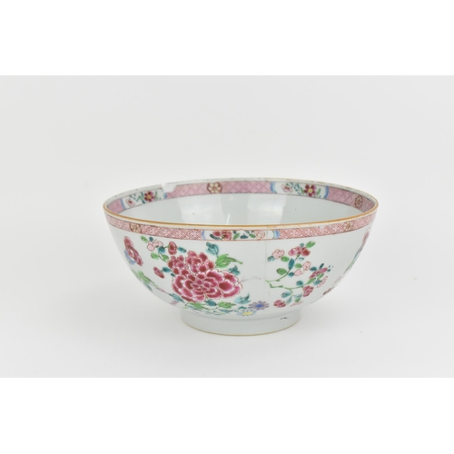 25 - A Chinese export Famille Rose porcelain bowl, 18th century, Qianlong period (1736-1795), the exterio... 