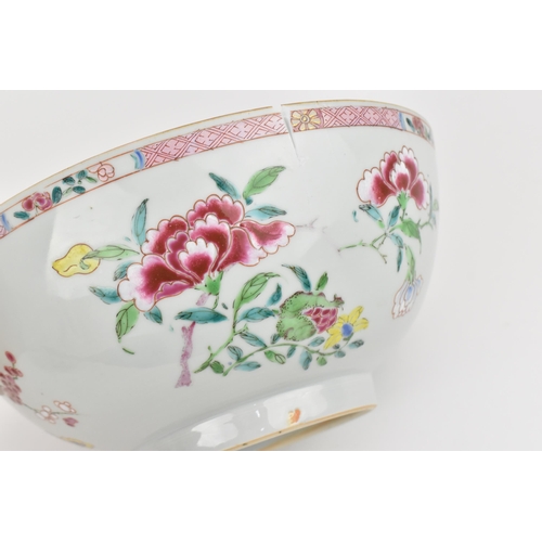 25 - A Chinese export Famille Rose porcelain bowl, 18th century, Qianlong period (1736-1795), the exterio... 