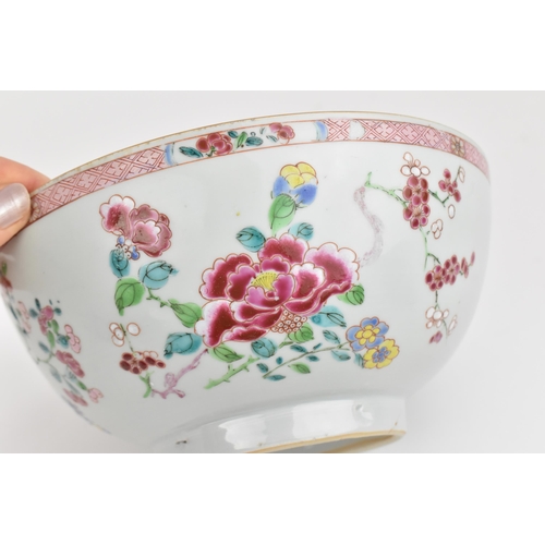 25 - A Chinese export Famille Rose porcelain bowl, 18th century, Qianlong period (1736-1795), the exterio... 