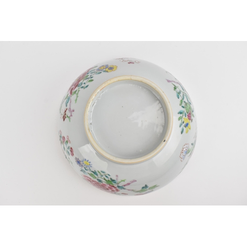 25 - A Chinese export Famille Rose porcelain bowl, 18th century, Qianlong period (1736-1795), the exterio... 