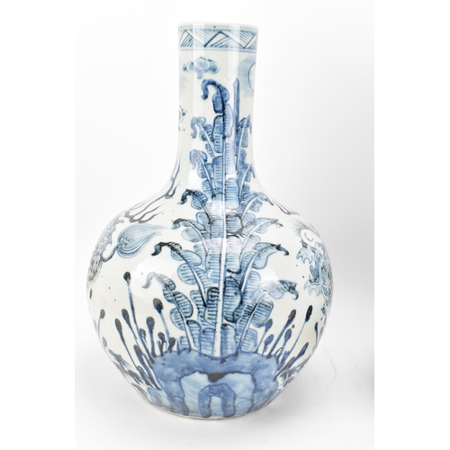 4 - A large pair of Chinese blue and white tianqiuping vases, 19th century, late Qing dynasty, the body ... 