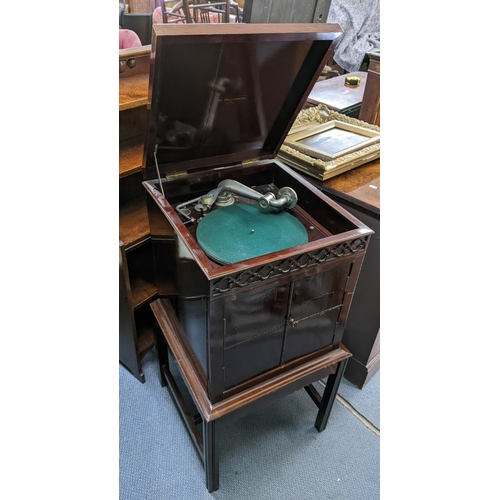 190 - An early 20th century 'The Mellophone' gramophone housed in a mahogany case, together with a tea tro... 