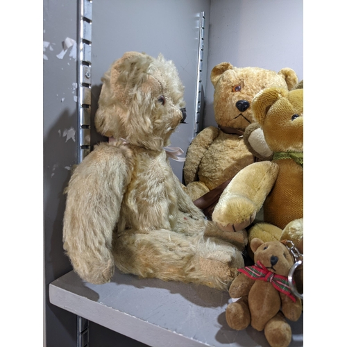 431 - Soft toys to include examples from Dunwell, Heartfelt collectables and other unbranded teddy bears
L... 