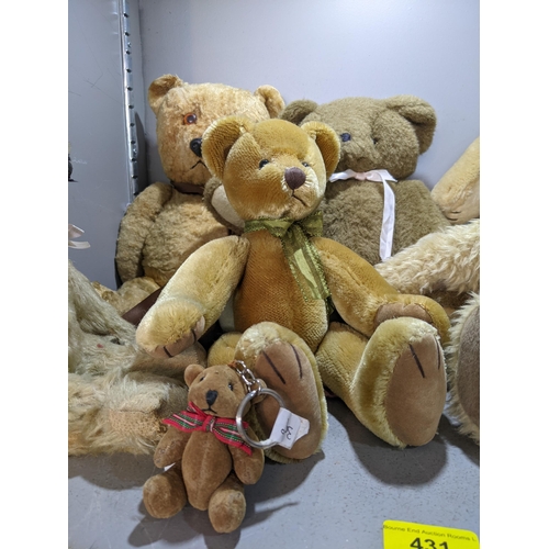 431 - Soft toys to include examples from Dunwell, Heartfelt collectables and other unbranded teddy bears
L... 