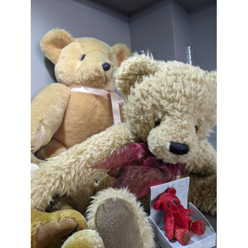 431 - Soft toys to include examples from Dunwell, Heartfelt collectables and other unbranded teddy bears
L... 