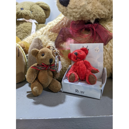 431 - Soft toys to include examples from Dunwell, Heartfelt collectables and other unbranded teddy bears
L... 