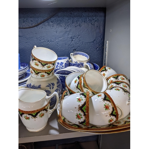 99 - A mixed lot of ceramics and china to include Wedgwood embossed Queensware, Old Willow and other patt... 