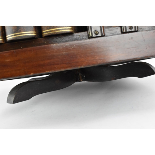 423 - An Edwardian mahogany table top revolving bookcase, with serpentine moulded edge and inlaid with str... 