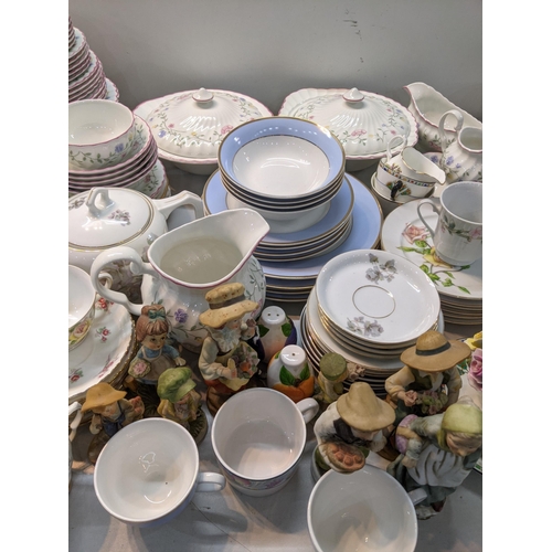 114 - A mixed lot to include Johnson Brothers part dinner service, along with Doulton dinner plates and ot... 