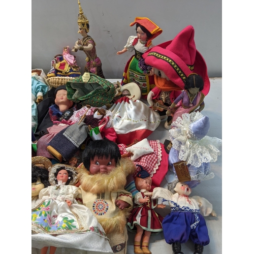 127 - A collection of vintage dolls/toys, along with two teddy bears to include a cat and 'Best Bears' and... 