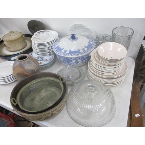 33 - A mixed lot to include Christian Dior dishes, studio pottery vase, boxed Royal Worcester and other i... 