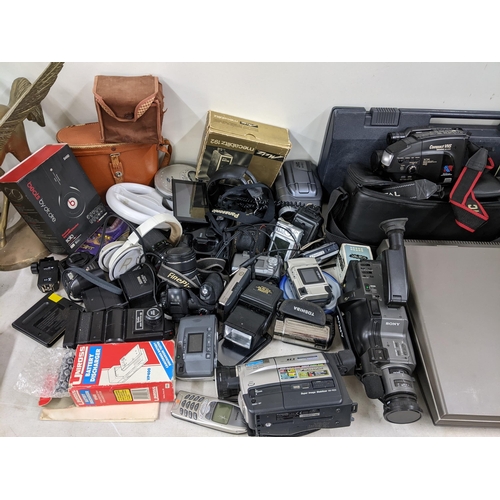 392 - A mixed lot of electrical items to include a canon camcorder, Hacker radio and other items
Location:... 