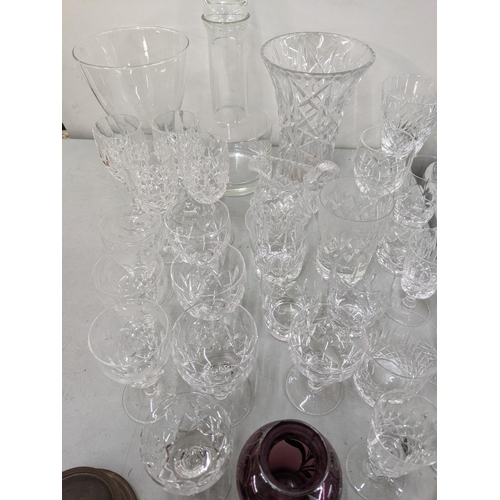 481 - A mixed lot to include two silver decanter labels, 25g, along with glassware to include a decanter, ... 