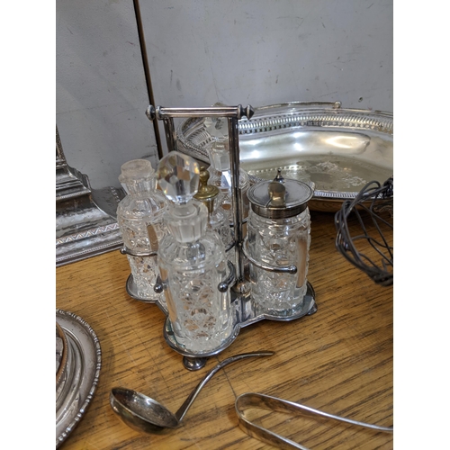 64 - A mixed lot of silver plate to include a pair of neo-classical style Edwardian candlesticks, two gla... 