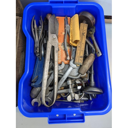 75 - Assorted tools including engineering, carpentry, painting and decorating and stone masonry instrumen... 