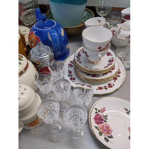 89 - Mixed ceramics to include a Studio glass vase, bone china, Colclough pattern, Royal Vale pattern and... 