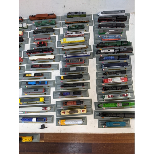 302 - A large collection of Del Prado model trains, partially held within a metal case Location: FSR