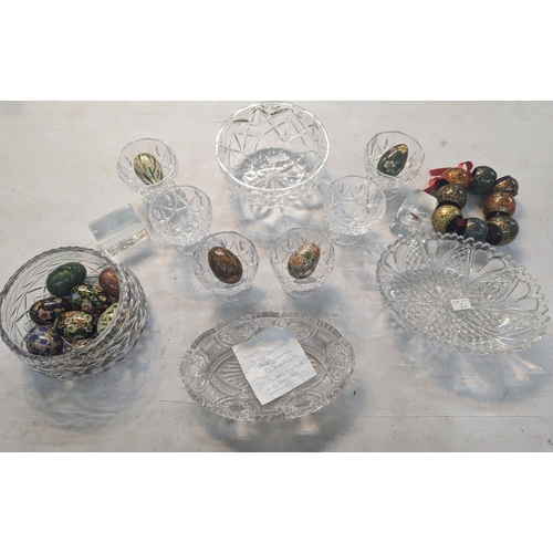 308 - A mixed lot to include a quantity of glassware including a 20th century cut crystal and other bowls,... 