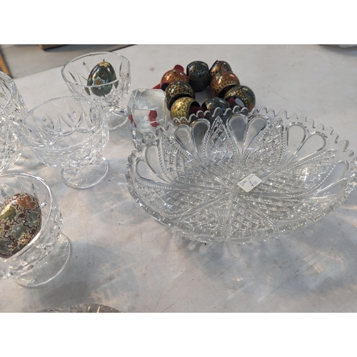 308 - A mixed lot to include a quantity of glassware including a 20th century cut crystal and other bowls,... 