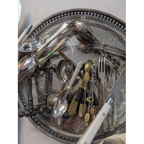 455 - Mixed silver plate and metalware to include cased and other flatware, a silver plated footed dish, m... 