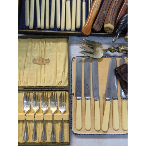 455 - Mixed silver plate and metalware to include cased and other flatware, a silver plated footed dish, m... 