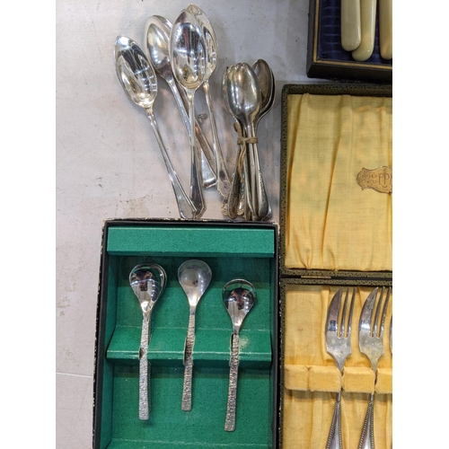 455 - Mixed silver plate and metalware to include cased and other flatware, a silver plated footed dish, m... 