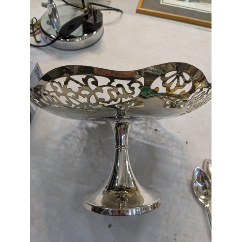 455 - Mixed silver plate and metalware to include cased and other flatware, a silver plated footed dish, m... 