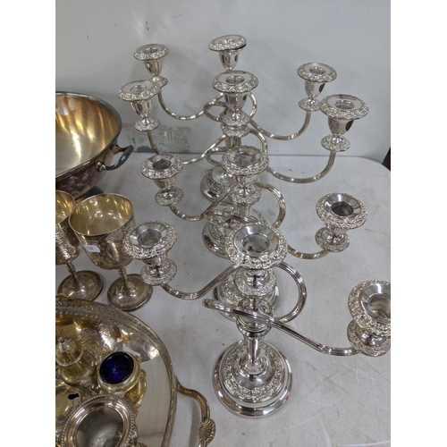 484 - Silver plated items to include a twin handled punch bowl, a pair of goblets having engraved detail, ... 