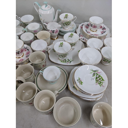 502 - Mixed china to include a Wedgwood Raspberry Cane pattern part dinner service, along with Romance Gla... 