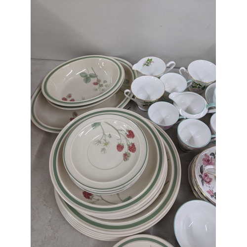 502 - Mixed china to include a Wedgwood Raspberry Cane pattern part dinner service, along with Romance Gla... 