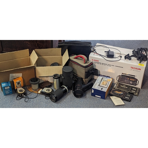 546 - A mixed lot of photographic equipment to include a Hoya HMC Zoom lens and others, flashes, a Panason... 