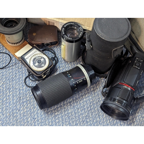 546 - A mixed lot of photographic equipment to include a Hoya HMC Zoom lens and others, flashes, a Panason... 