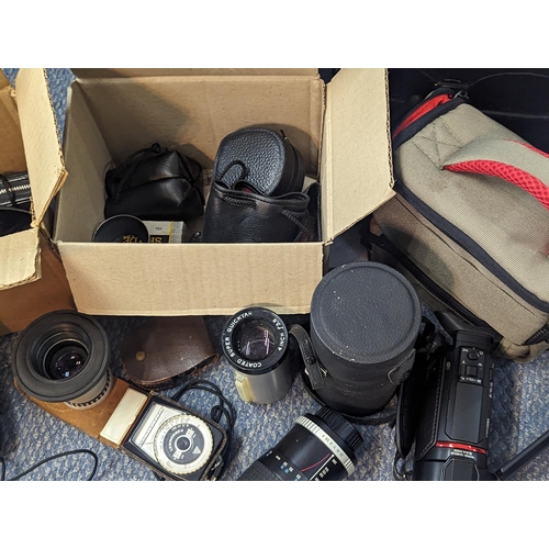 546 - A mixed lot of photographic equipment to include a Hoya HMC Zoom lens and others, flashes, a Panason... 