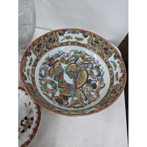 556 - A mixed lot to include an early to mid 20th century Chinese bowl decorated with butterflies A/F alon... 