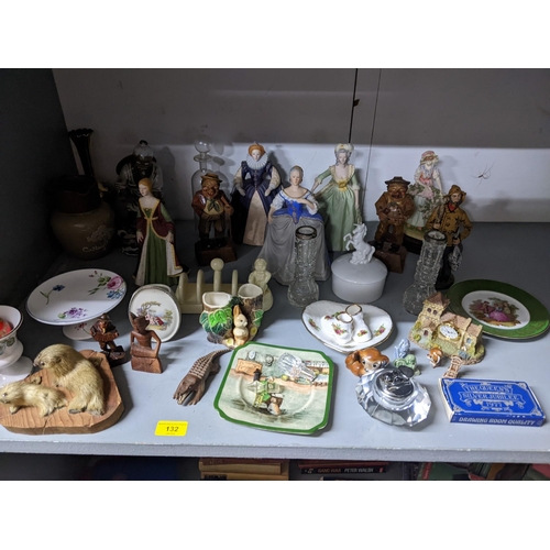 132 - A mixed lot of ceramics and glass to include four Franklin Mint Historical Figures limited edition t... 