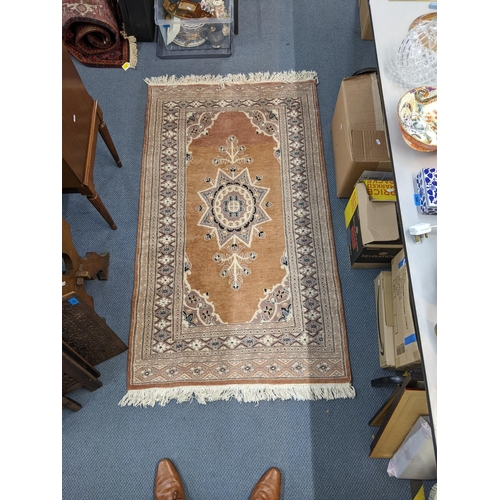 72 - A handwoven Turkish design Oushak rug with a central symmetrical motif and a repeating border on a l... 