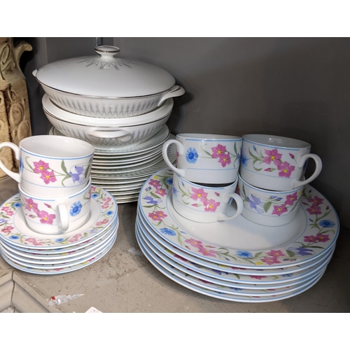 451 - Mixed ceramics to include Sabichi houseware cups and saucers and dinner plates, Royal Doulton Debut ... 