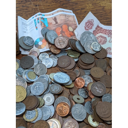 52 - A selection of World and British mainly 20th century coinage and banknotes, to include pennies and h... 