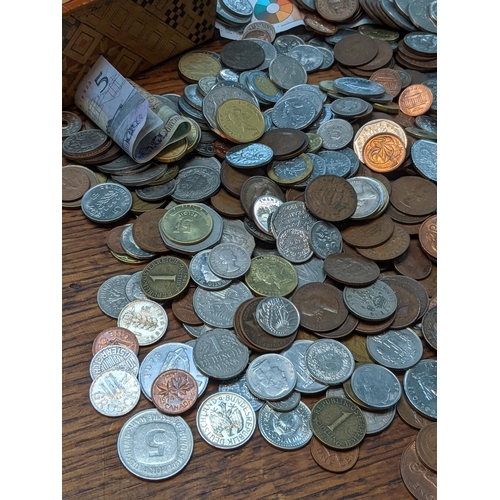 52 - A selection of World and British mainly 20th century coinage and banknotes, to include pennies and h... 