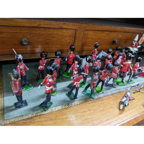 528 - A collection of lead model soldiers to include Scottish Highlanders, riflemen and others A/F
Locatio... 